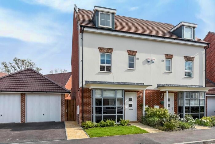 4 Bedroom Town House To Rent In Montague Park, Wokingham, RG40