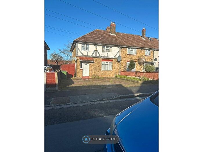 3 Bedroom Semi-Detached House To Rent In Froissart Road, London, SE9