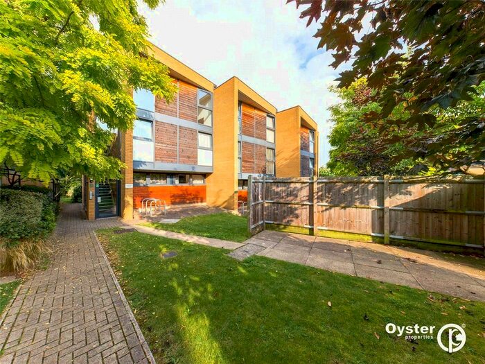 2 Bedroom Flat To Rent In Old Park Road, London, N13
