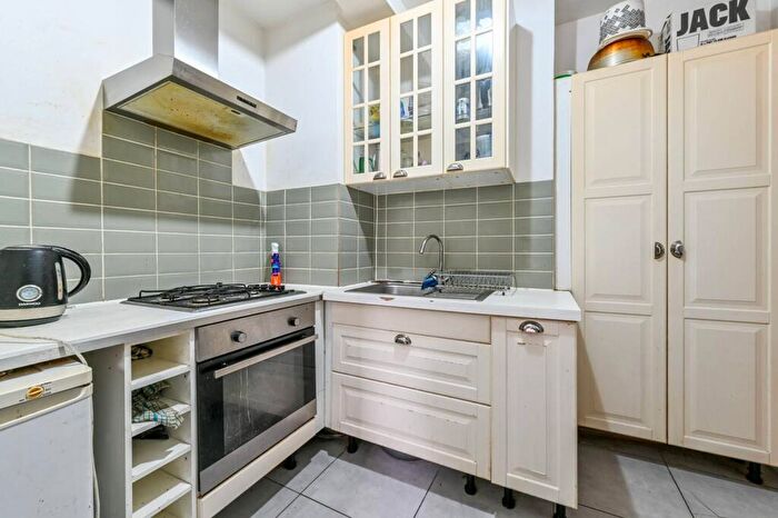 3 Bedroom Flat For Sale In Green Lanes, Finsbury Park, London, N4