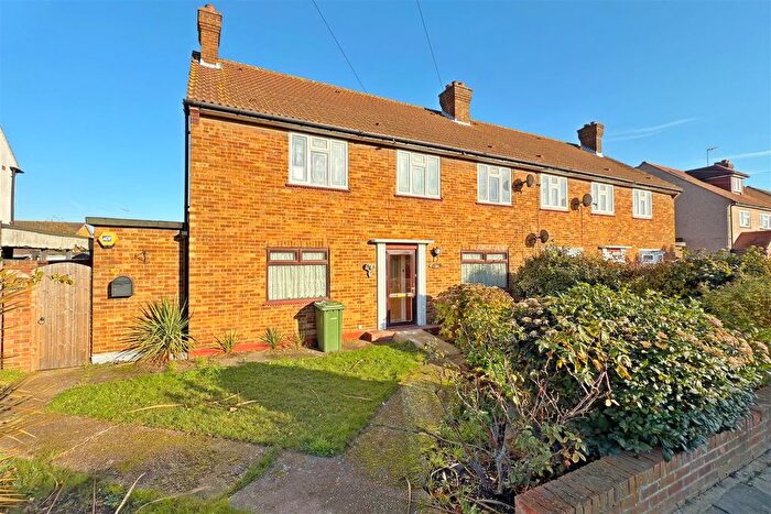 2 Bedroom Maisonette For Sale In Christchurch Avenue, Rainham, RM13