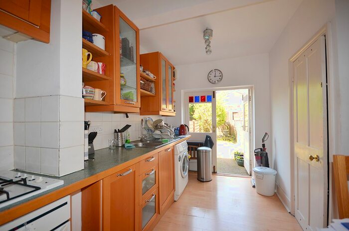 2 Bedroom Flat To Rent In Nightingale Lane, Crouch End, London, N8