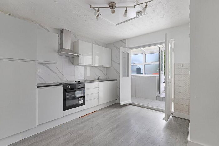 3 Bedroom Flat To Rent In Queens Road, Buckhurst Hill, IG9