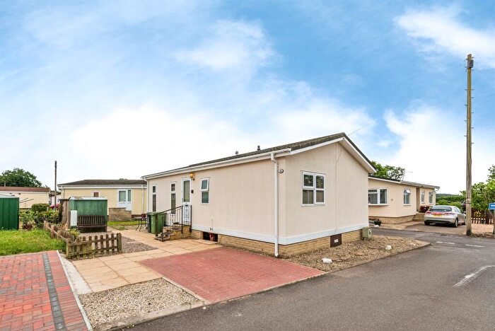 2 Bedroom Park Home For Sale In Alpha Avenue, Garsington, Oxford, OX44