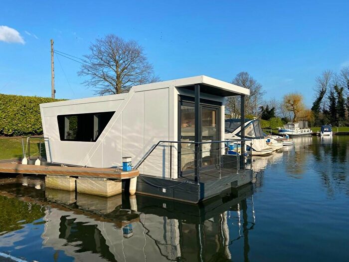 1 Bedroom House Boat For Sale In Bates Wharf Marine, Bridge Road, Chertsey, KT16