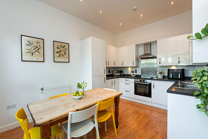 2 Bedroom Apartment For Sale In Southampton Way, London, SE5
