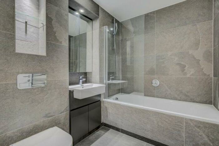 3 Bedroom Flat To Rent In Grafton Road Croydon, CR0