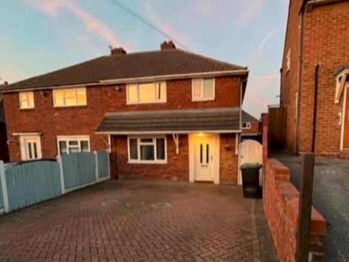 3 Bedroom Semi-Detached House To Rent In Hollies Road, Oldbury, B69