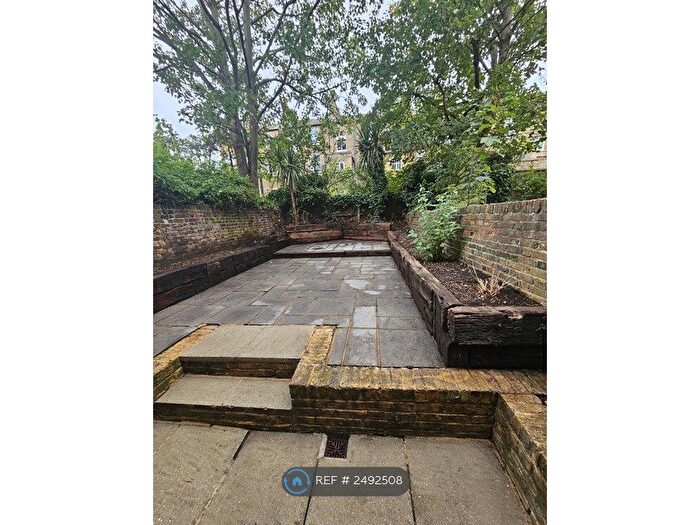 2 Bedroom Flat To Rent In Coningham Road, London, W12