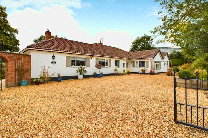 4 Bedroom Bungalow For Sale In Maple Lane, Upper Basildon, Reading, Berkshire, RG8