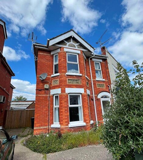 2 Bedroom Apartment To Rent In Charminster Road, Bournemouth - Spacious Flat Situated On Charminster Road, BH8