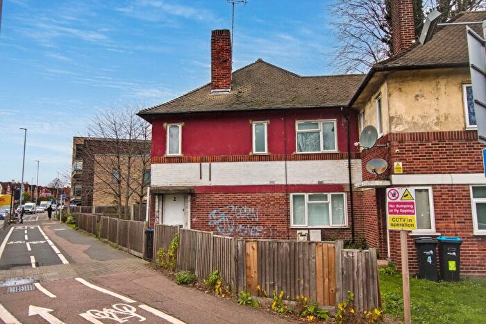2 Bedroom Flat For Sale In Pymmes Close, Enfield, London, N13