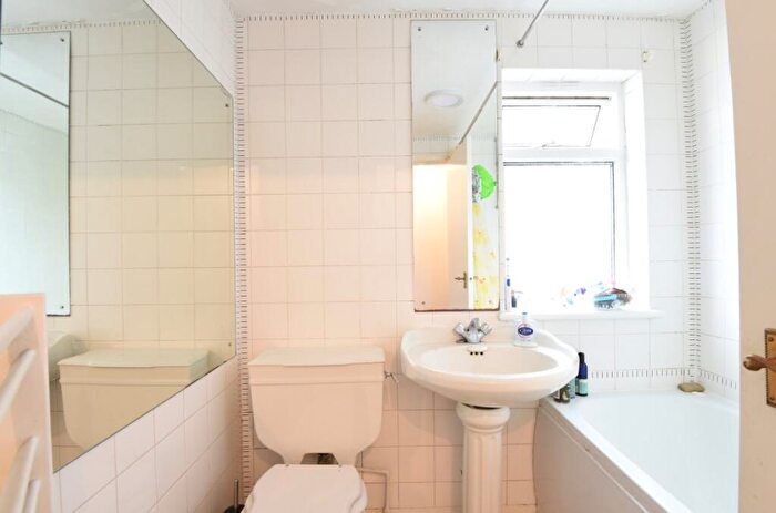 1 Bedroom Flat To Rent In Kings Grove, Peckham, London, SE15