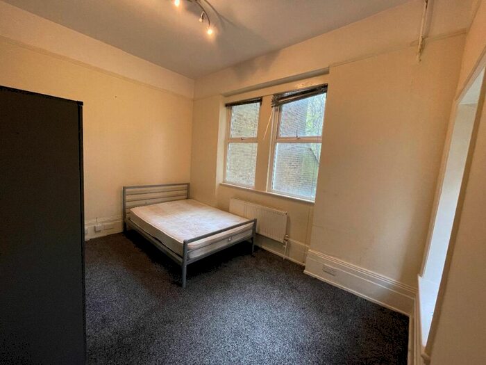 Flat To Rent In Birdhurst Road, South Croydon, CR2