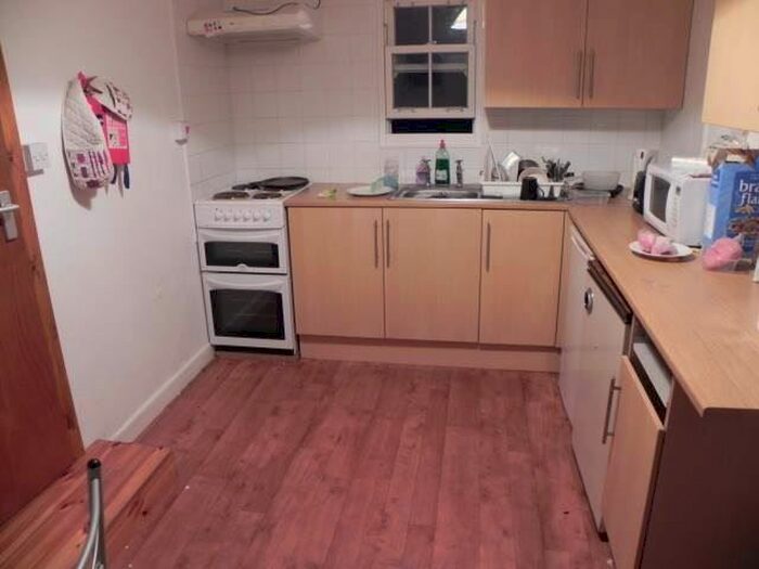 1 Bedroom Flat To Rent In Flat St Albans Road, Swansea, SA2