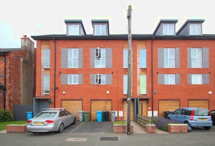 4 Bedroom Town House To Rent In East Union Street, Old Trafford, Manchester, M16