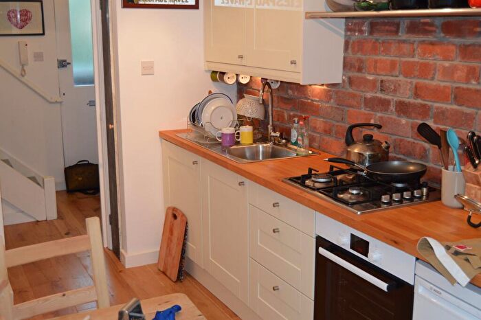 3 Bedroom Flat To Rent In Carnoustie Drive, London, N1