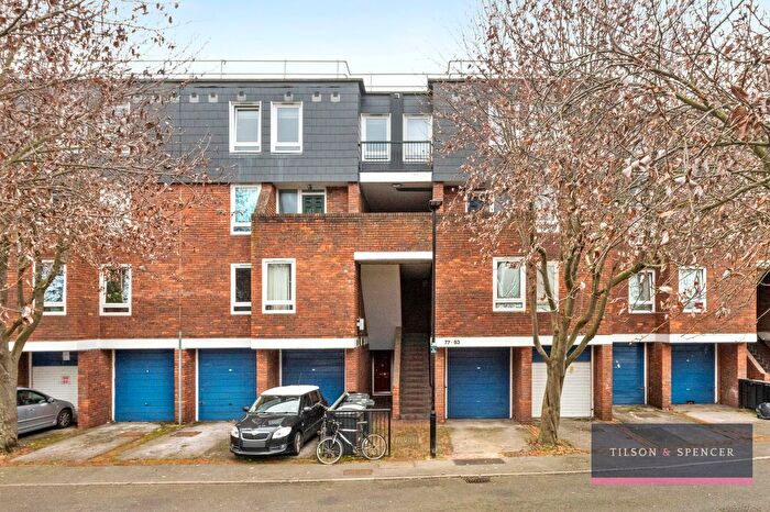 2 Bedroom Flat For Sale In Kessock Close, London, N17