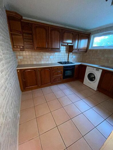 3 Bedroom Flat To Rent In Longford Court, West Ewell, KT19