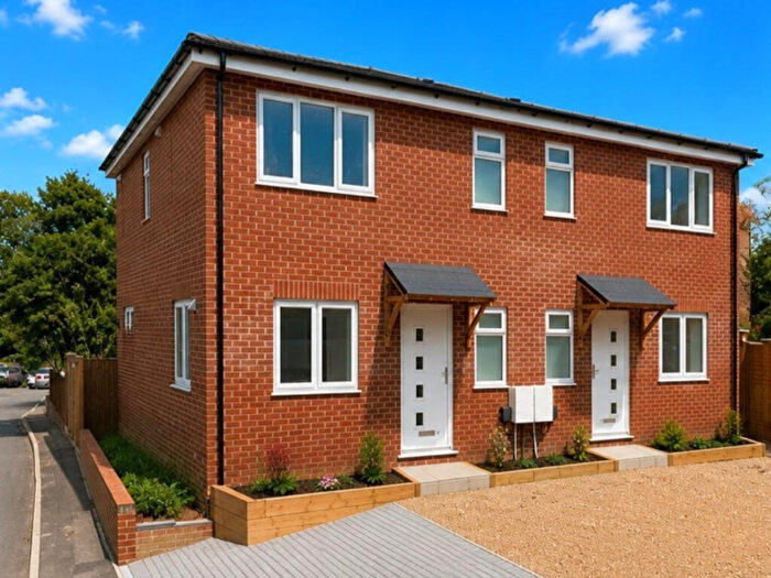 3 Bedroom Semi-Detached House For Sale In Hardewick Place, St. Albans, AL2