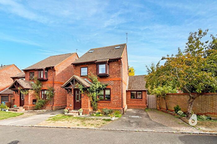 3 Bedroom Link Detached House For Sale In Simkins Close, Winkfield Row, RG42