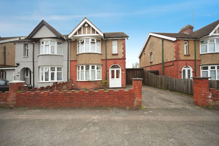 3 Bedroom Semi-Detached House For Sale In Avenue Grimaldi, Luton, LU3