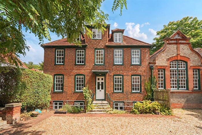 2 Bedroom Flat For Sale In High Street, Twyford, Reading, Berkshire, RG10