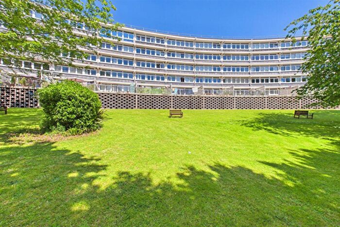 2 Bedroom Flat For Sale In Flat With Terrace In Mid Clevedon Location, BS21