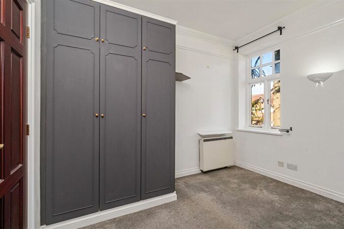 1 Bedroom Flat For Sale In Catherines Close, Catherine-De-Barnes, Solihull, B91