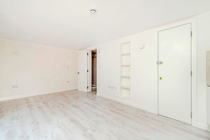 Studio To Rent In Fairfield Avenue, London, NW4