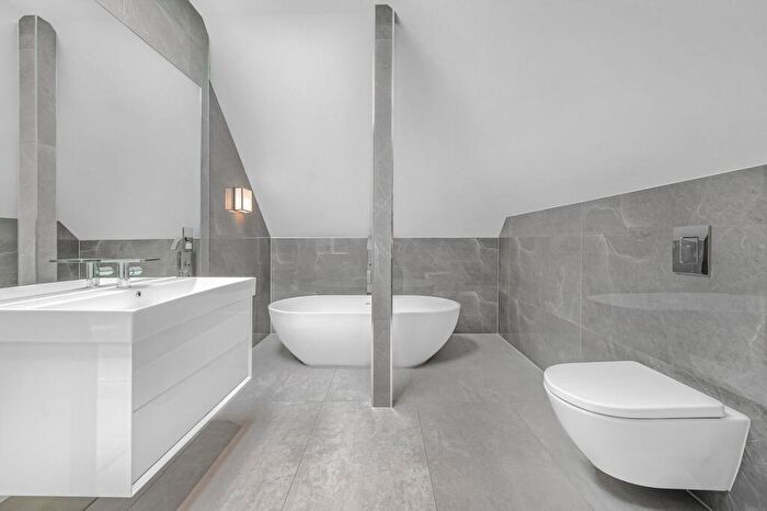 5 Bedroom Detached House For Sale In Rowdon Avenue, London, NW10