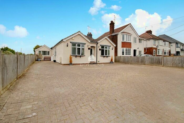 3 Bedroom Bungalow To Rent In London Road, Kelvedon, CO5