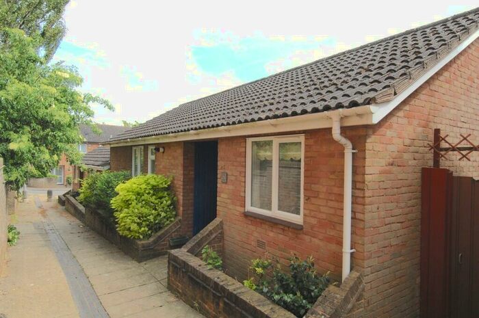 2 Bedroom Semi-Detached Bungalow To Rent In Kirklees, Norwich, NR4