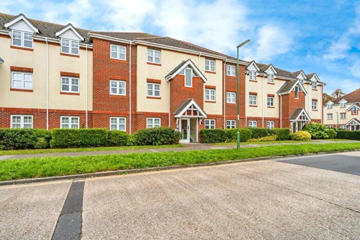 2 Bedroom Apartment For Sale In Bewick Gardens, Chichester, PO19