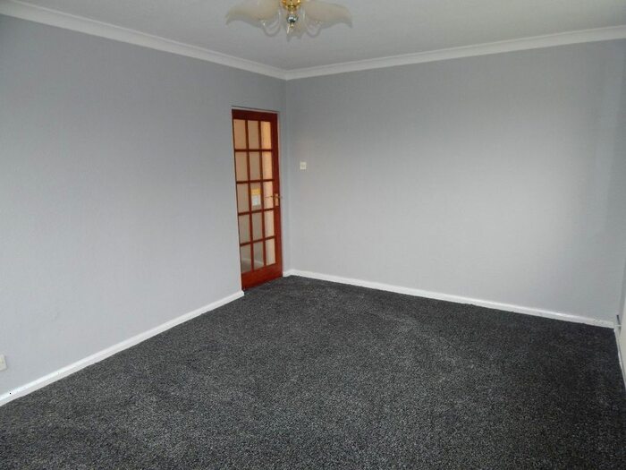 2 Bedroom Flat To Rent In Chinewood Avenue, Birstall, Batley, WF17