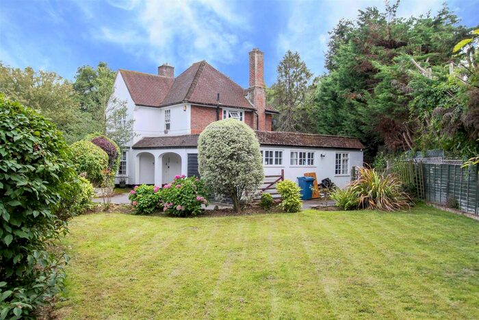 4 Bedroom Detached House For Sale In Woodhall Gate, Pinner, HA5