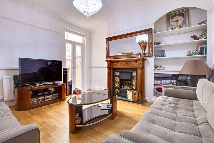 3 Bedroom Terraced House For Sale In Fleetwood Road, Leicester, LE2