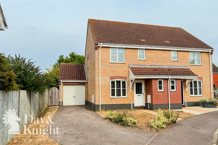 3 Bedroom Semi-Detached House For Sale In Janet Hadenham Close, Worlingham, Beccles, NR34