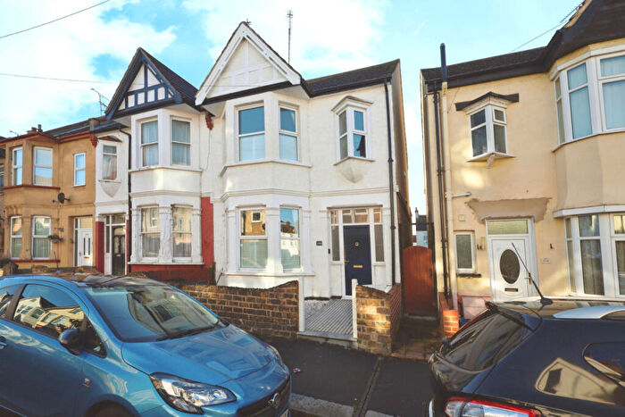 3 Bedroom Semi-Detached House To Rent In Tintern Avenue, Westcliff-on-sea, SS0