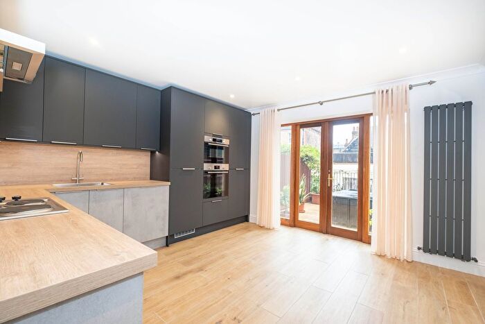 3 Bedroom Town House To Rent In South Lane, Kingston Upon Thames, KT1