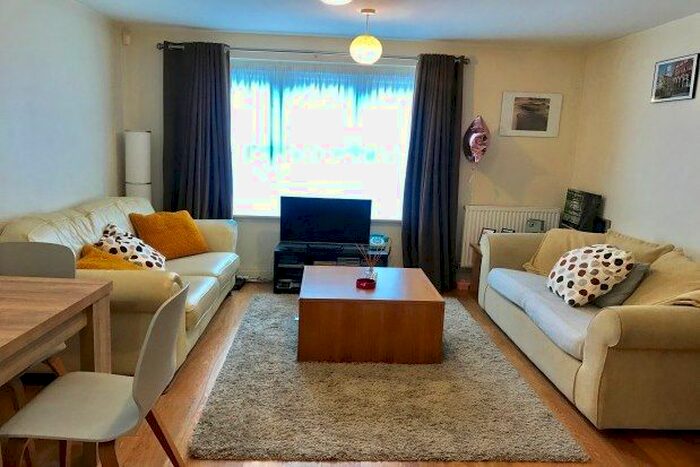 2 Bedroom Flat To Rent In The Pines, Sale, M33