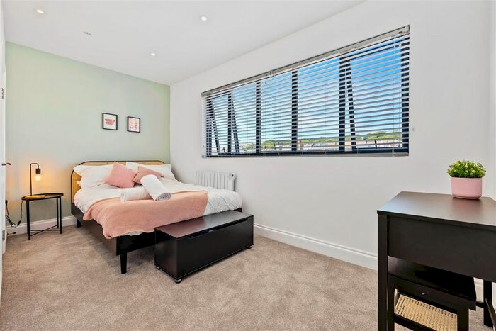 3 Bedroom Flat To Rent In Churchill Square, Brighton, BN1