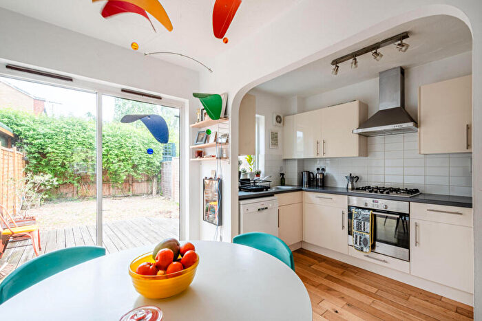 2 Bedroom House For Sale In Balcorne Street, E9 - Photo 2