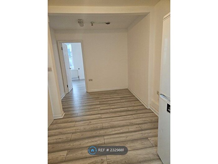 1 Bedroom Flat To Rent In Commercial Road, London, E14