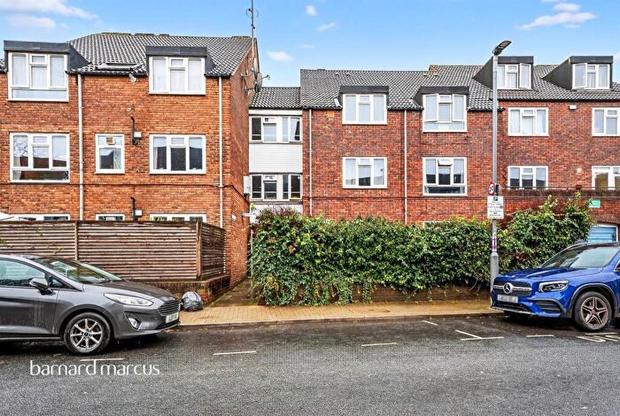 2 Bedroom Apartment For Sale In Mcdermott Close, London, SW11