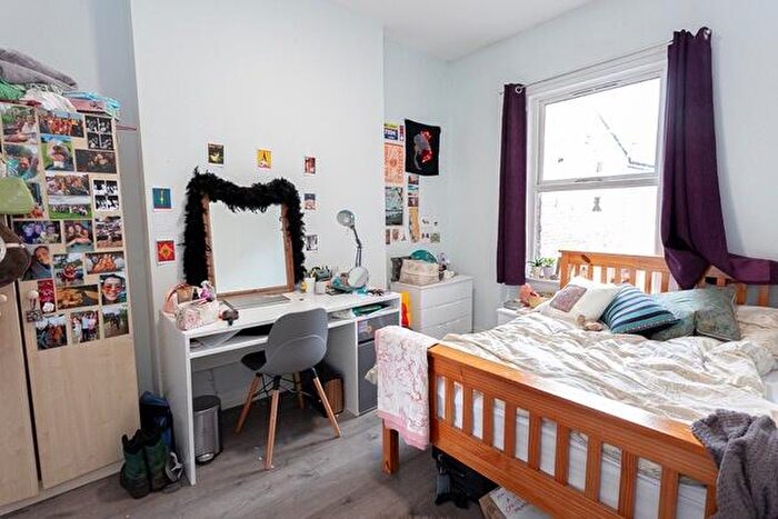 6 Bedroom Flat To Rent In Wilmslow Road Gatley, Manchester, M20