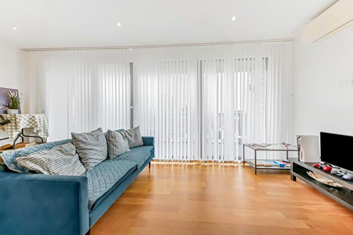 2 Bedroom Flat To Rent In Regis Place, Llanvanor Road, NW2