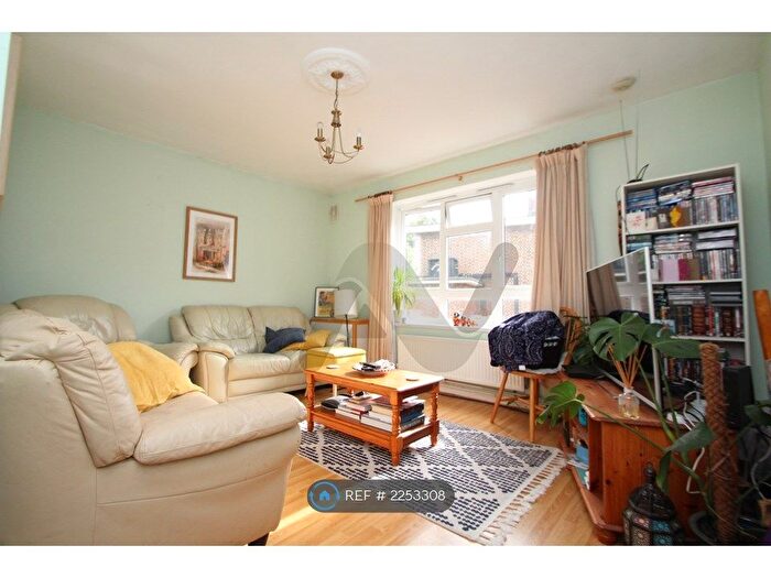 3 Bedroom Flat To Rent In Shelley Court, London, N4