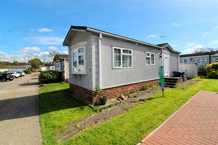 1 Bedroom Mobile Home For Sale In Barnet Road, Barnet, EN5
