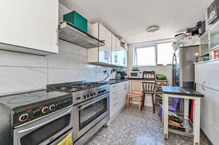 3 Bedroom Maisonette For Sale In Eade Road, Harringay, London, N4